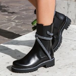 ⬇️ Designer inspired boots